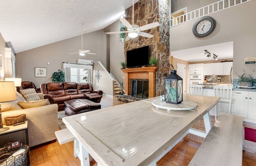 Jefferson City House | Lakefront w/free attract tickets, covered porches, outdoor fire pit, Dog Friend