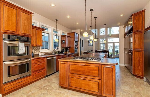 Ingleside House | Lakehome🏡🌊Big View 👀 Monster Deck ✌🏼Fire Pits🔥 Boat Dock 🚤 Loft Office 👨🏻💻 Kayaks 🚣🏼♀️
