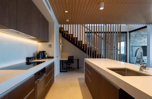 Queenstown Villa | Lakehouse 4 – Parking, Fireplace, Lake Views