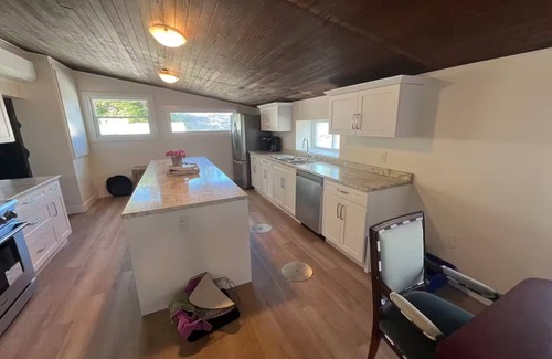 Ontario Cottage | Lakehouse Chalet by the Beach!