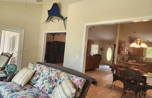 Benton House | Lakehouse on Kentucky Lake-Waterfront/Private dock/Firepit/Gentle slope/firewood