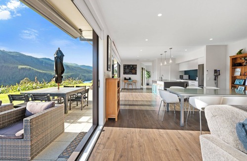 North Island House | Lakehouse Retreat - Whakamaru Holiday Home