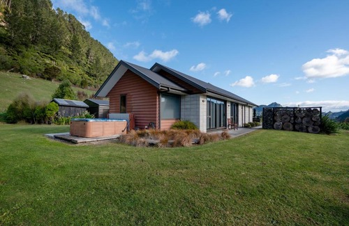 North Island House | Lakehouse Retreat - Whakamaru Holiday Home