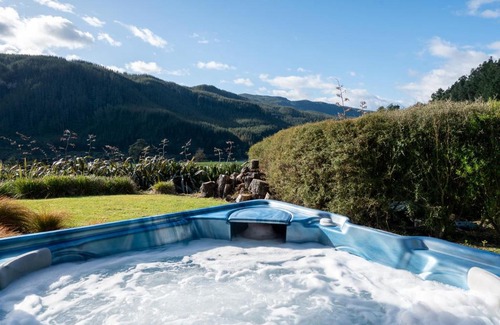 North Island House | Lakehouse Retreat - Whakamaru Holiday Home