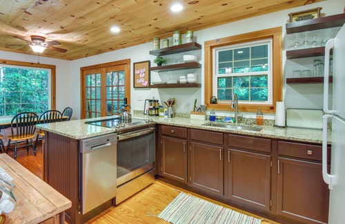 Lakemont Cottage | Lakemont Vacation Rental w/Screened-In Porch!