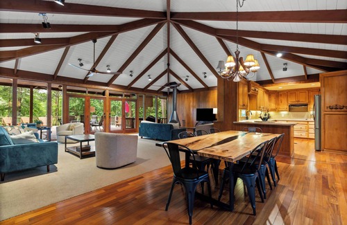 Brookeland House | Lakeshore Lodge - Waterfront at Lake Sam Rayburn