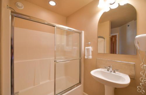 Homer House | Lakeshore Lodging Lodge 709