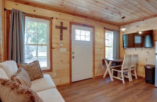 Trenton House | Lakeside Cabin with Kayaks Near Cloudland Canyon!