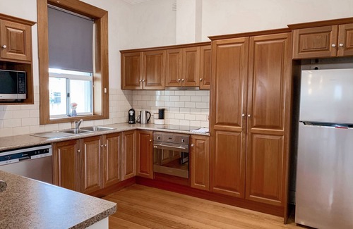 Mount Gambier House | Lakeside Cottage.5 minute walk to The Blue Lake