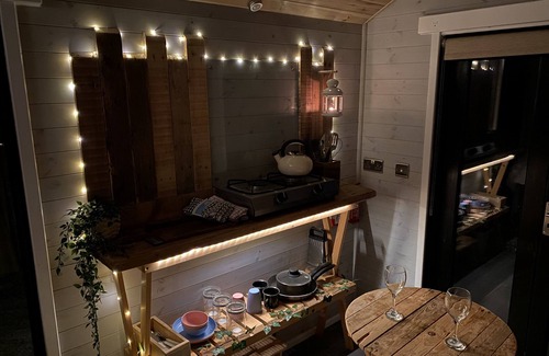 Horns Cross Cabin | Lakeside Hut with log burner and fire pit