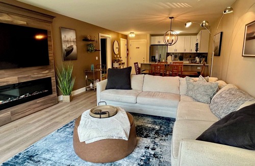 Lake Geneva Condo | Lakeside Loft! Updated 2 BR condo/Walk to restaurants/Free parking/Pool