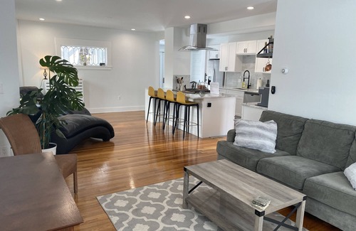 Wakefield House | Lakeside Luxury, 5min walk to town and train to Boston, 1st Floor Condo