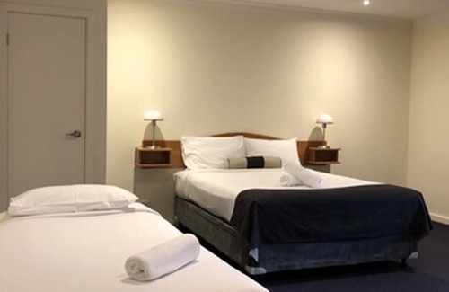 Lakes Entrance Hotel | Lakeside Motel Waterfront