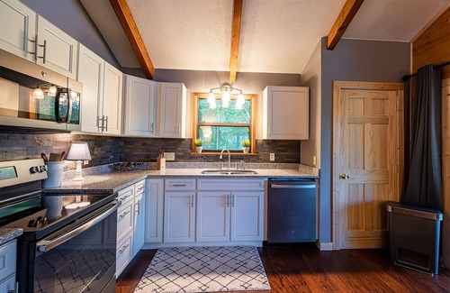 Topton Cabin | Lakeside Mountain Oasis - Bedroom Cabin w/Outdoor Hot Tub