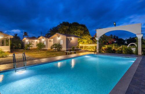 Denkanikota Villa | Lakeside ParadisePrivate Pool3 CottagesLawn