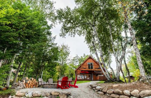 Smiths Corner House | Lakeside Retreat with Hot Tub