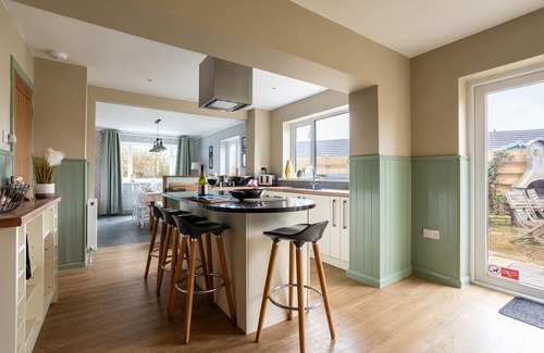 Rhosneigr House | Lakeside : Stylish 4‑Bed Family Villa in Rhosneigr | Managed by Anglesey Holiday Lettings