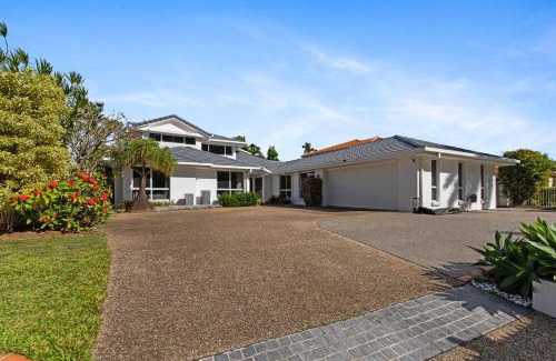 Westlake Apartment | Lakeview Bliss, Black Swans, Golf Retreat in Brisbane