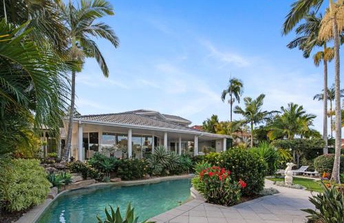 Westlake Apartment | Lakeview Bliss, Black Swans, Golf Retreat in Brisbane
