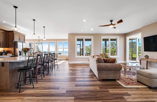 Sheboygan Apartment | Lakeview Farm | Beach · Hot Tub · Theater · Views