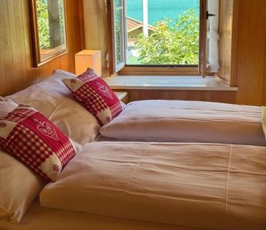 Niederried bei Interlaken Ski Chalet | Lakeview Swiss Chalet with Hot Tub near Interlaken