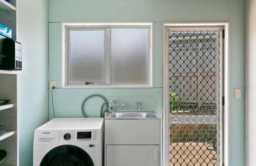 Taupo House | Lakewood Cottage, Cozy Lakeview Stay in Central Taupo