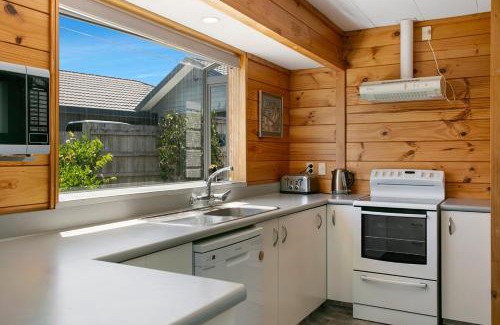 Taupo House | Lakewood Cottage, Cozy Lakeview Stay in Central Taupo
