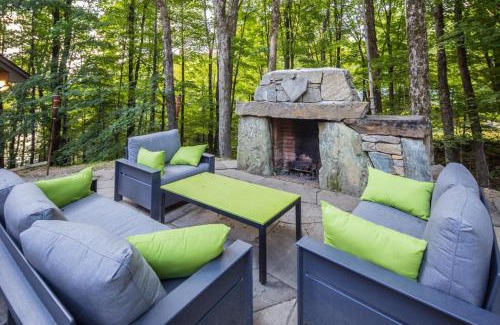 Killington House | Lakewood Lodge - 4BR, 2BA Ski Home - Private Hot Tub, Wood Fire, Kent Pond & EV Charger