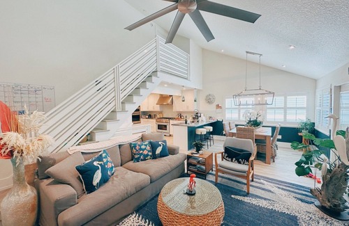 Horton Shores House | LaLa`s Beach Getaway - Spacious 5-bedroom house in charming New Smyrna Beach