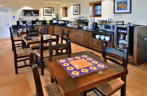 Rolando Village Hotel | Lamplighter Inn & Suites at SDSU