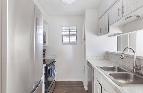 Denton Apartment | Landing | Amazing 1BD, Gym, Pool