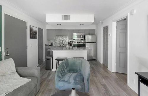 Green Hills Apartment | Landing | Stunning 1BD, Pool, Gym