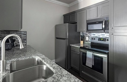 Richmond Apartment | Landing | Stylish 1BD, Gym, Pool