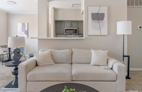 Briarforest Apartment | Landing | Stylish 1BD, Pool, Gym