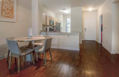 New Pathways Apartment | Landing | Stylish 2BD, Pool, Gym