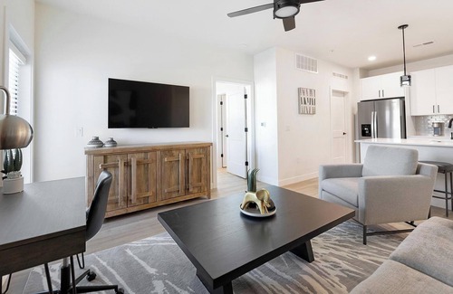 Casa Grande Apartment | Landing | Stylish 2BD, Clubhouse, Pool