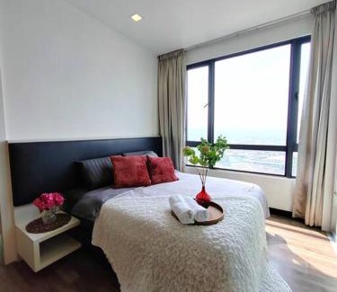 Kampung Bukit Dukong Apartment | Landmark2 Spacious Studio w Wi-Fi Netflix