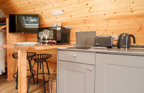 Knott End-on-Sea Cottage | LAPWING LODGE, romantic, with hot tub in Lancaster