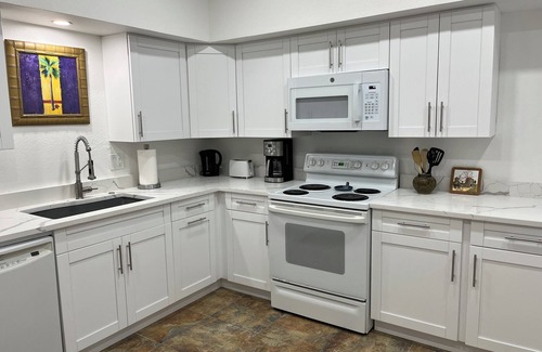 Altamont Manor Apartment | Large 1 BR apt. - just a 12-minute walk to Groceries, Downtown, Food & Shops!