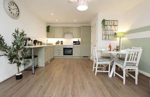 Cathays Apartment | large 2 bed central apartment with balcony/parking