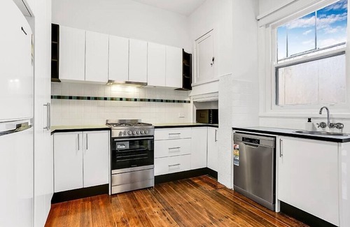 Hawthorn East Apartment | Large 3 Bed Art Deco Apartment in Camberwell