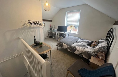 Ilkeston House | Large 3 Bed House, 2 Bathrooms. For workers, couples & families. n