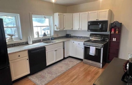 Bay View House | Large 3-bedroom House with Outdoor Hot Tub!