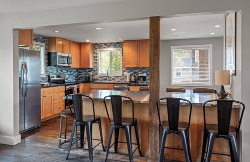 Southwest Bend House | Large 5 Bed , 3bath home close to Deschutes River and Old Mill Shopping District