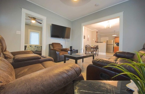 Niagara Falls House | Large 6BR, 2BA close to Niagara Falls