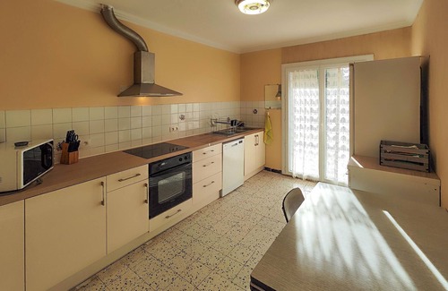 Nissan-lez-Enserune Apartment | Large and practical vacation apartment with a large terrace in Nissan-lez-Enserune.