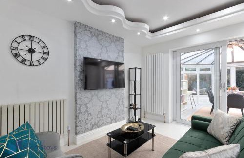 Coulsdon West House | Large Comfy 4 Bedroom House, Ideal for Workers, FREE Parking