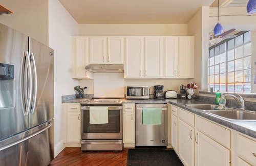 Central Business District Condo | Large Downtown Condo with Magnificent City Views and Secure Onsite Parking