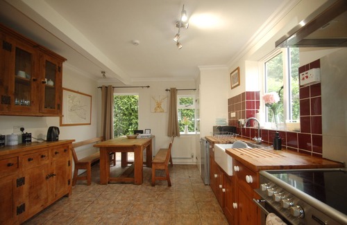 Kneesall Cottage | Large Family Cottage With Hot Tub, Ideally Located For Activities. Pet Friendly.