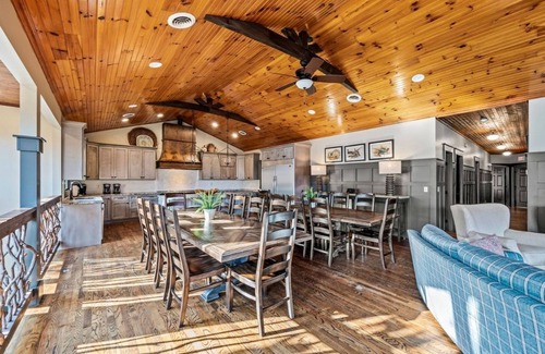 Chalet Village Cabin | large groups | mtn view | hot tub | pool table | theater | 12 suites | LL